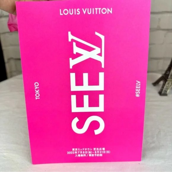 Louis Vuitton Shopping Bag and Pamphlet from the 2022 SeeLV Tokyo Exhibition - Picture 2 of 9